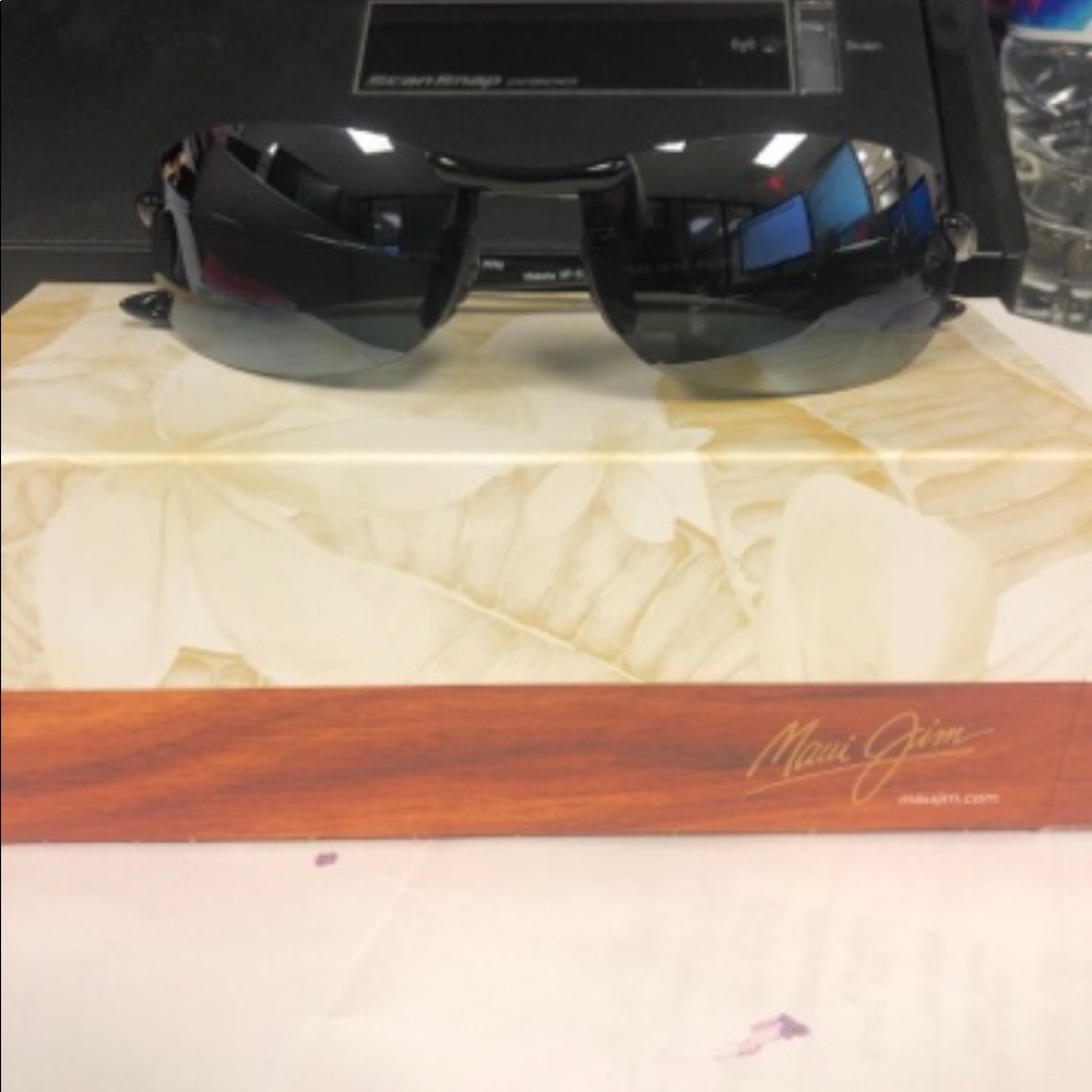 Maui Jim 405-02 in Gloss Black and Neutral Gray